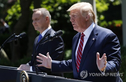 공동 기자회견하는 도널드 트럼프 미 대통령과 안제이 두다 폴란드 대통령   [UPI=연합뉴스]